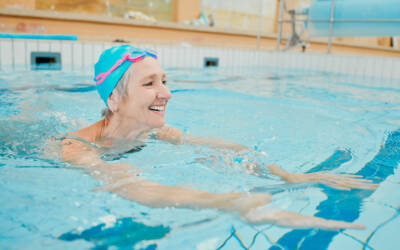 I benefici del nuoto e della ginnastica posturale per l’anziano